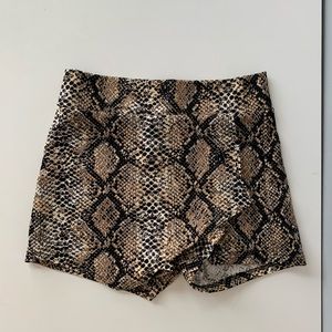 Snakeskin skort
